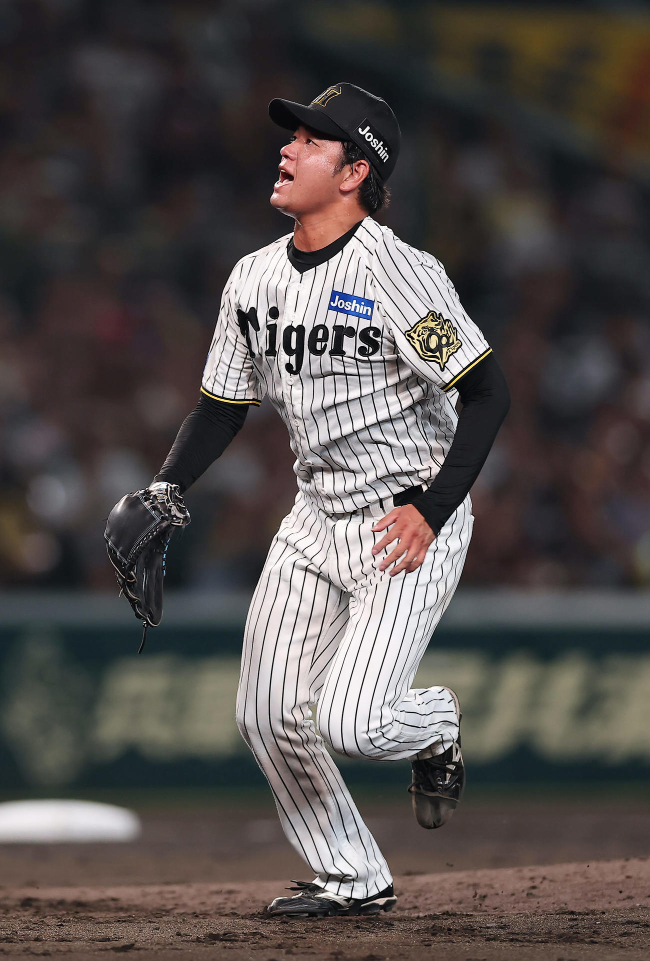 阪神対巨人　3回表巨人2死一、二塁、キャベッジの打球に反応し、投ゴロに打ち取る高橋（撮影・前田充）