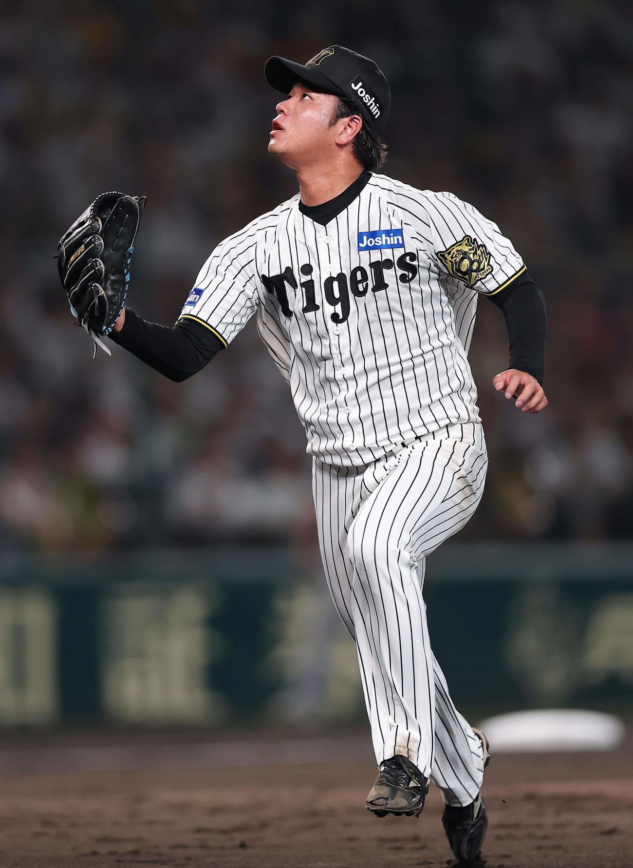 阪神対巨人　3回表巨人2死一、二塁、キャベッジの打球に反応し、投ゴロに打ち取る高橋（撮影・前田充）