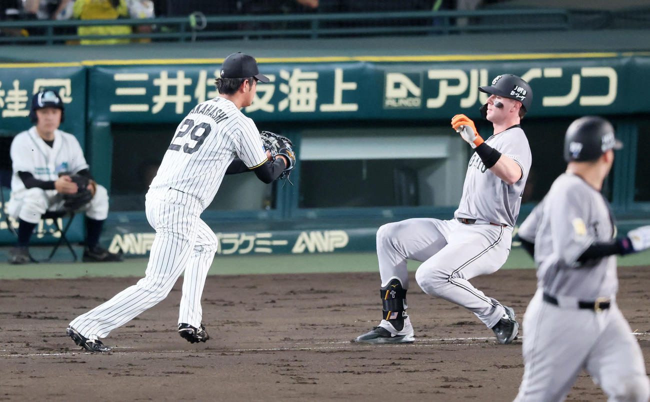 阪神対巨人　3回表巨人2死一、二塁、キャベッジは投ゴロに倒れる。左は高橋（撮影・加藤哉）