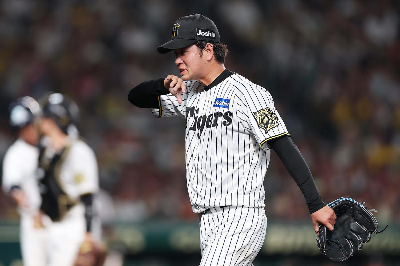 阪神対巨人　3回表を投げ終え、ベンチへ戻る阪神高橋（撮影・前田充）
