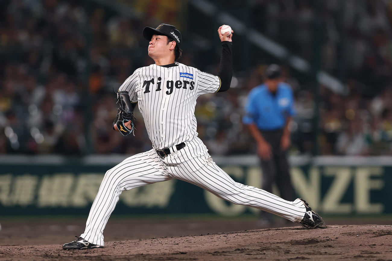 阪神対巨人　5回表、力投する阪神高橋（撮影・前田充）
