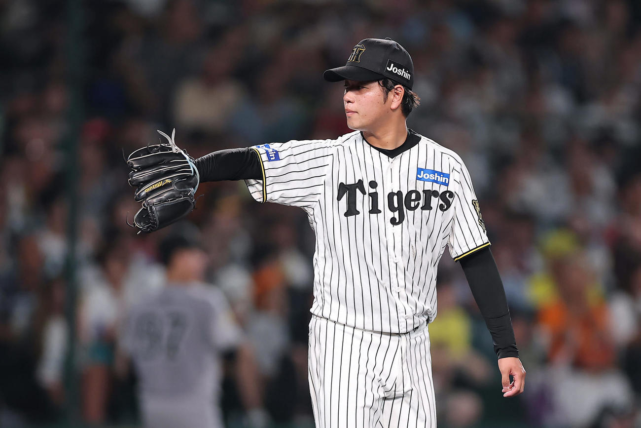 阪神対巨人　5回表巨人2死一、二塁、岸田に同点適時打を許した高橋（撮影・前田充）