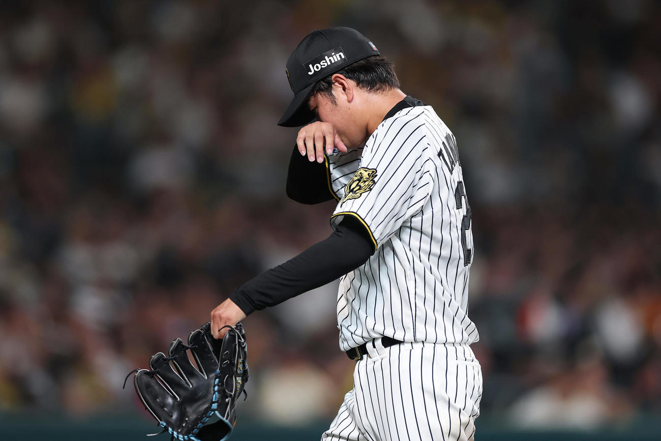 阪神対巨人　5回表を投げ終え、悔しそうにベンチへ戻る阪神高橋（撮影・前田充）