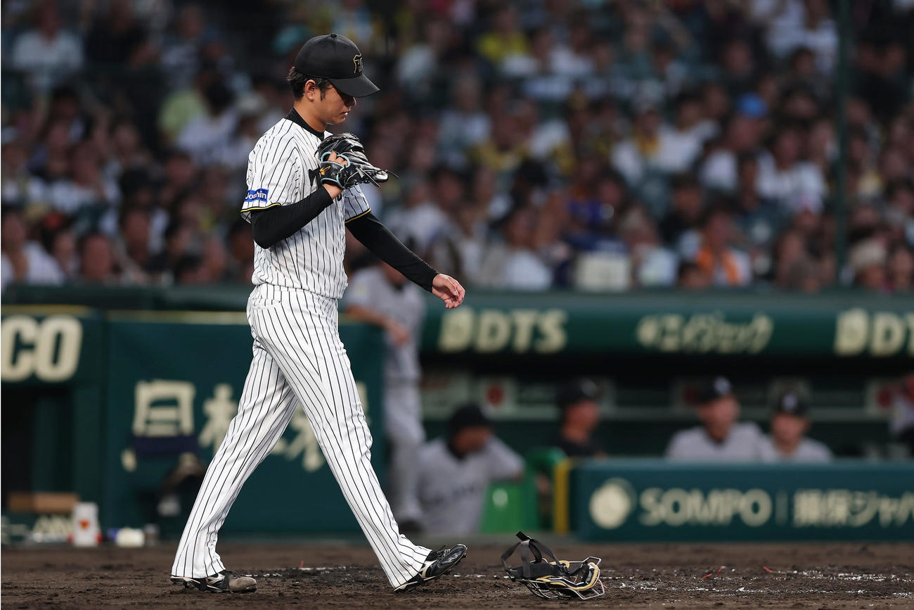 阪神対巨人　2回表巨人1死一、二塁、リチャードに同点適時打を許した高橋（撮影・前田充）