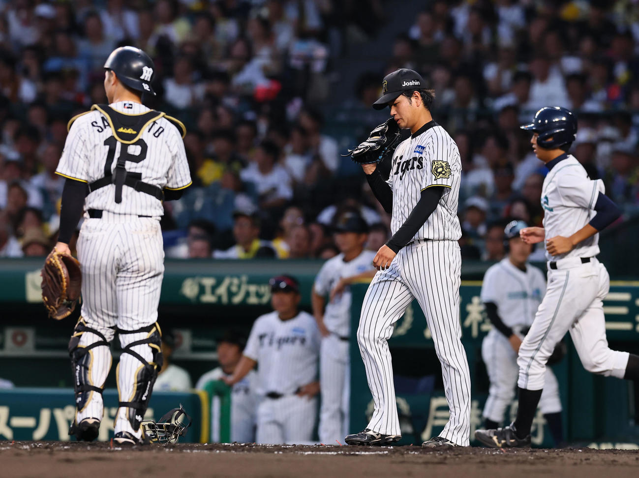 阪神対巨人　2回表巨人1死二塁、リチャードに同点適時打を許した高橋（撮影・藤尾明華）