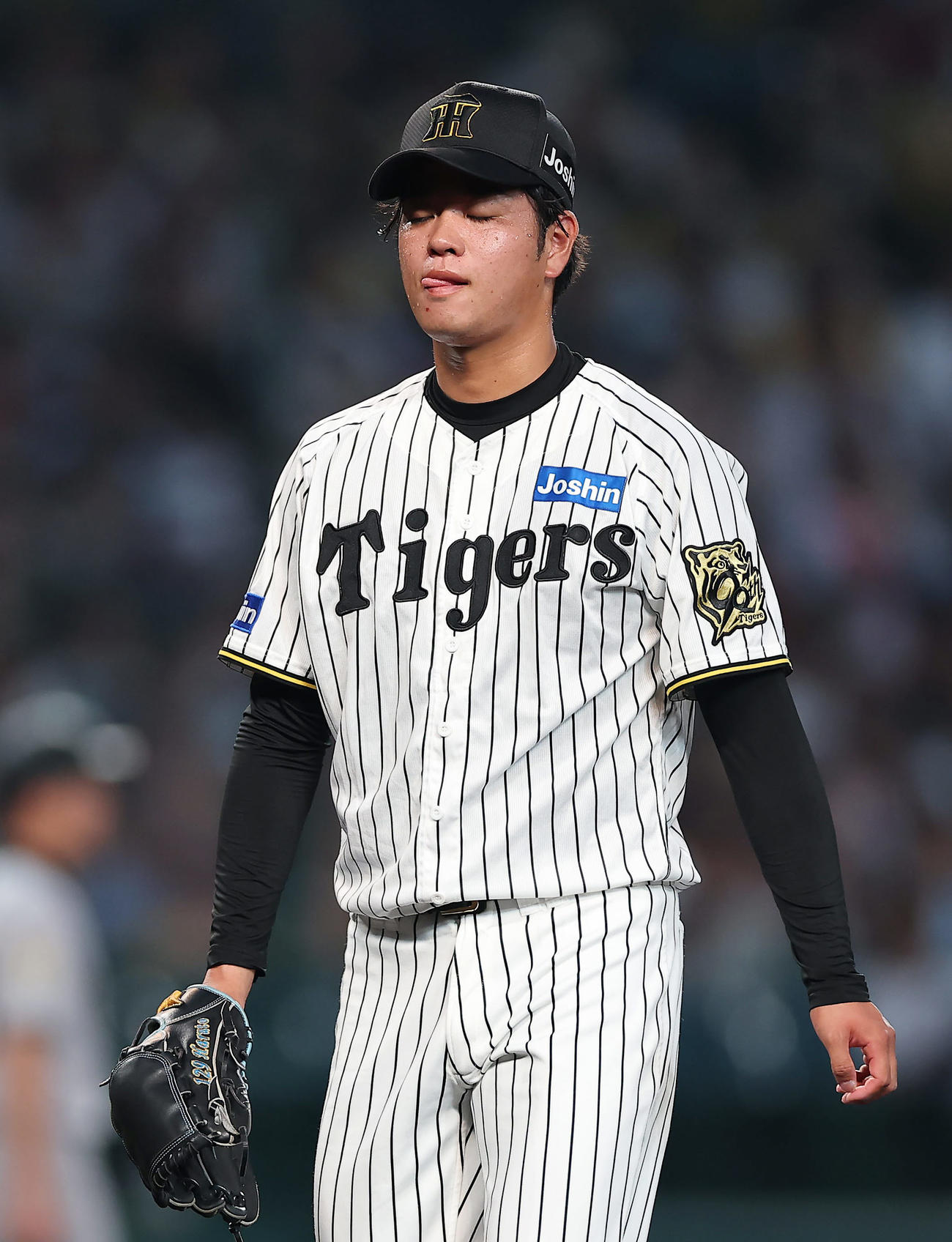 阪神対巨人　2回表を投げ終え、ベンチへ戻る阪神高橋（撮影・前田充）