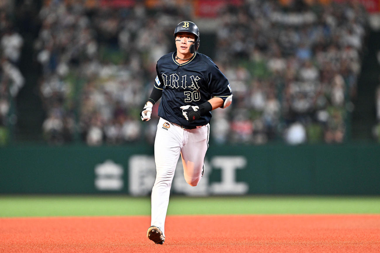 西武対オリックス　3回表オリックス1死一、二塁、左越え先制3点本塁打を放ちダイヤモンドを1周する広岡（撮影・滝沢徹郎）