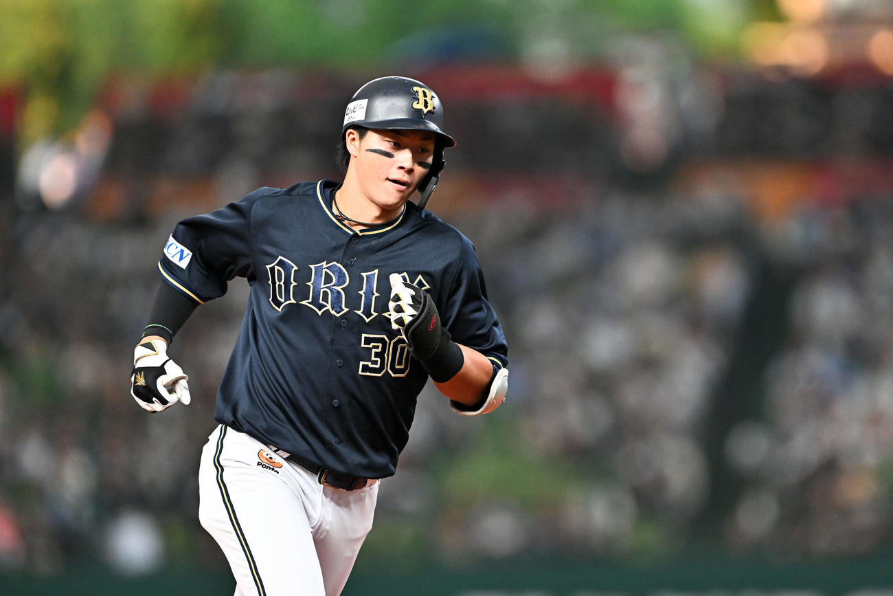 西武対オリックス　3回表オリックス1死一、二塁、左越え先制3点本塁打を放ちダイヤモンドを1周する広岡（撮影・滝沢徹郎）