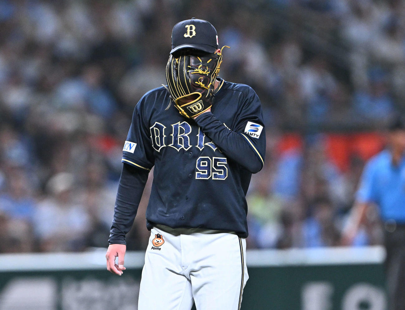西武対オリックス　6回裏西武2死満塁、渡部聖を右飛に打ち取った才木はグラブで顔をおおう（撮影・滝沢徹郎）