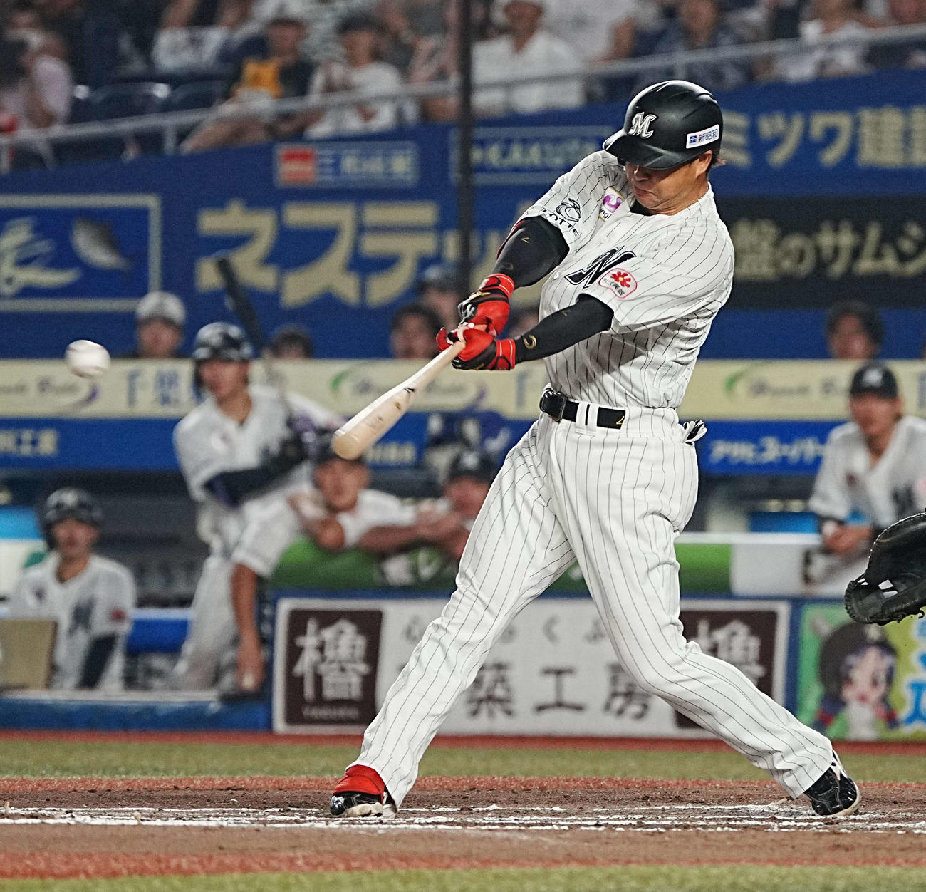 ロッテ対ソフトバンク　6回裏ロッテ1死満塁、藤岡は左前適時打を放つ（撮影・小沢裕）