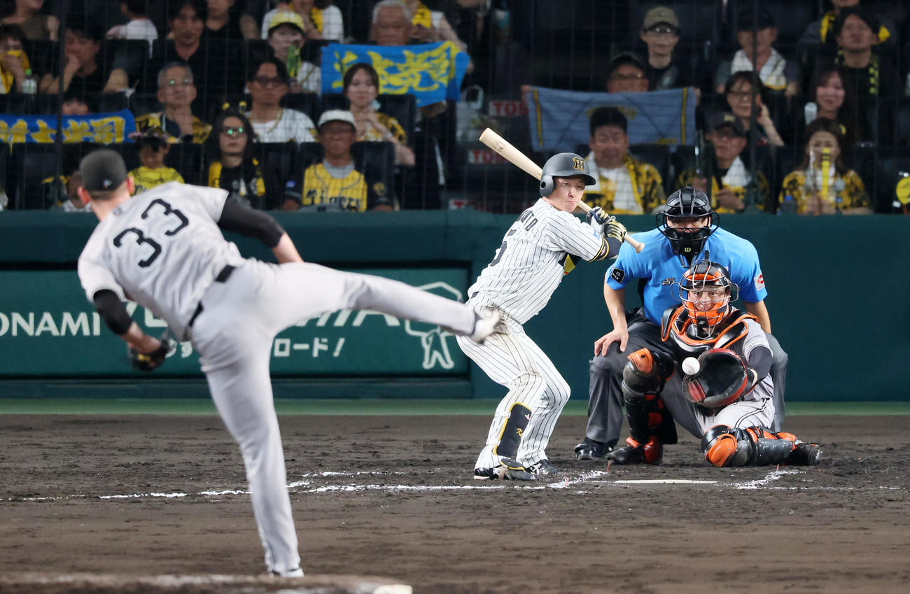 阪神対巨人　6回裏阪神1死一塁、四球を選ぶ近本。投手ケラー（撮影・加藤哉）