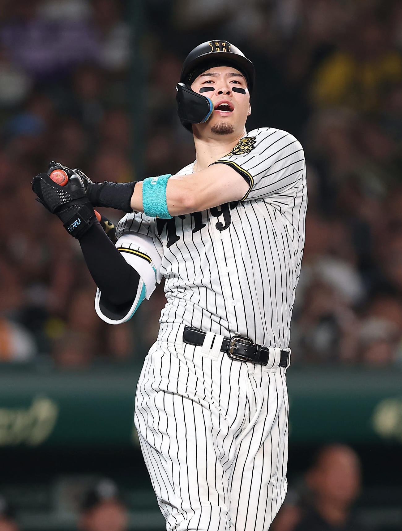 阪神対巨人　6回裏阪神2死満塁、空振り三振に倒れる佐藤輝（撮影・前田充）
