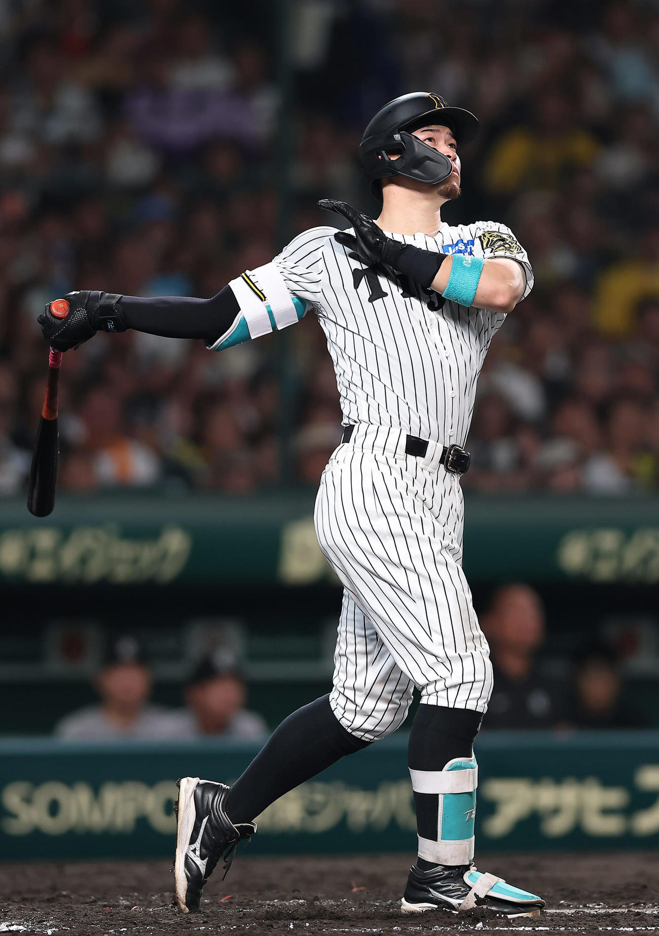 阪神対巨人　6回裏阪神2死満塁、初球に大きな打球を放つもファウルとなった佐藤輝（撮影・前田充）