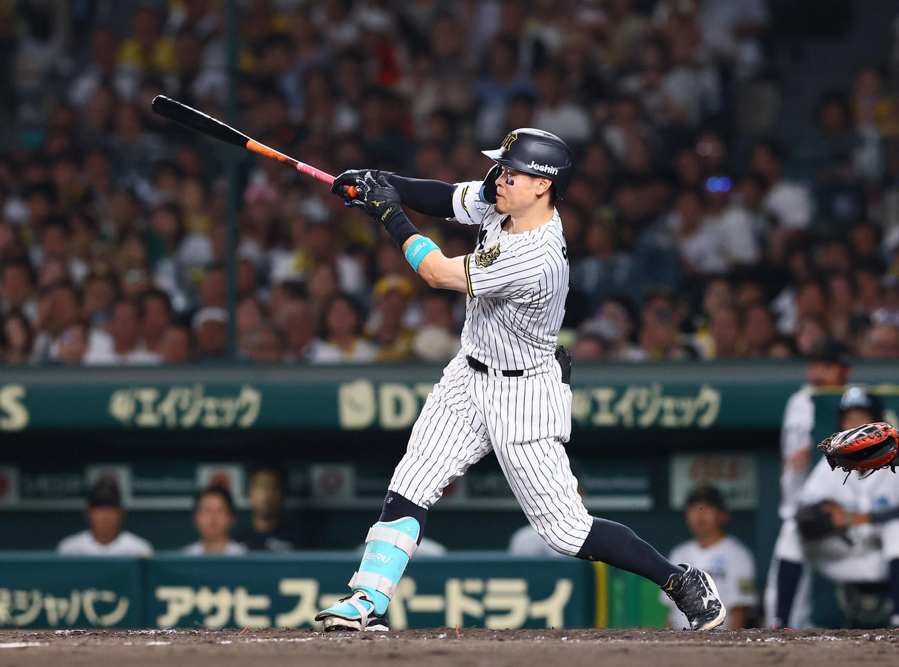 阪神対巨人　5回裏阪神2死一塁、佐藤輝は右翼線に二塁打を放つ（撮影・藤尾明華）