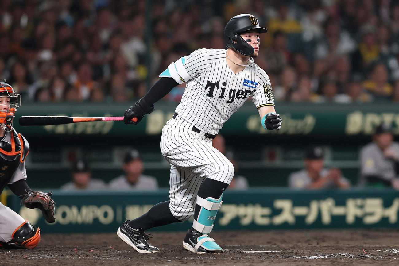 阪神対巨人　5回裏阪神2死一塁、右翼線へ二塁打を放つ佐藤輝（撮影・前田充）
