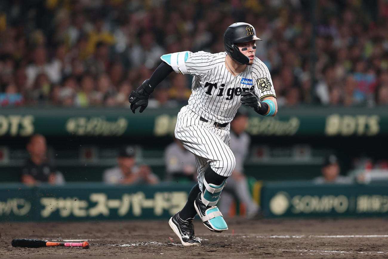 阪神対巨人　5回裏阪神2死一塁、右翼線へ二塁打を放つ佐藤輝（撮影・前田充）