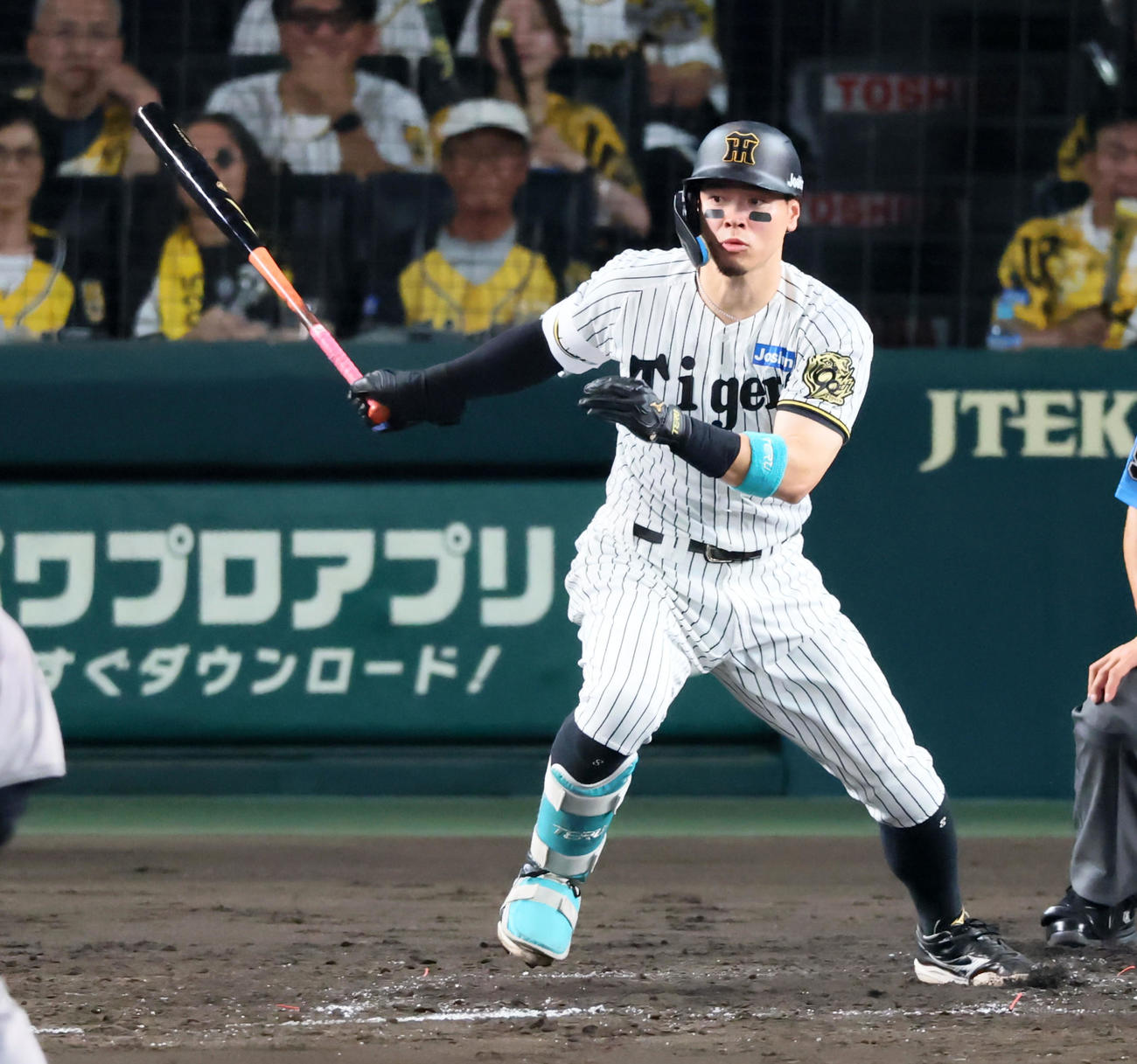 阪神対巨人　3回裏阪神1死一、二塁、佐藤輝は右前適時打を放つ（撮影・加藤哉）