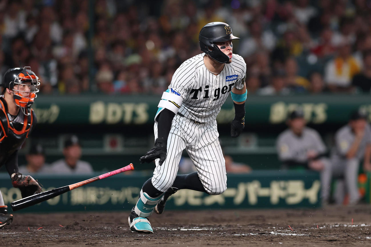 阪神対巨人　3回裏阪神1死一、三塁、勝ち越しの右前適時打を放つ佐藤輝（撮影・前田充）