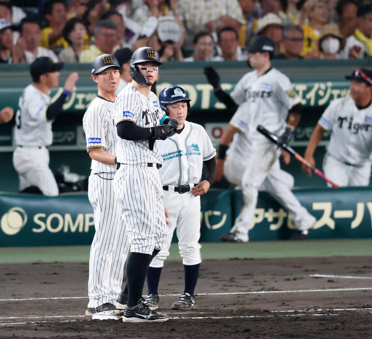 阪神対巨人　3回裏阪神1死一、二塁、佐藤輝は右前適時打を放ち勝ち越しに成功（撮影・加藤哉）