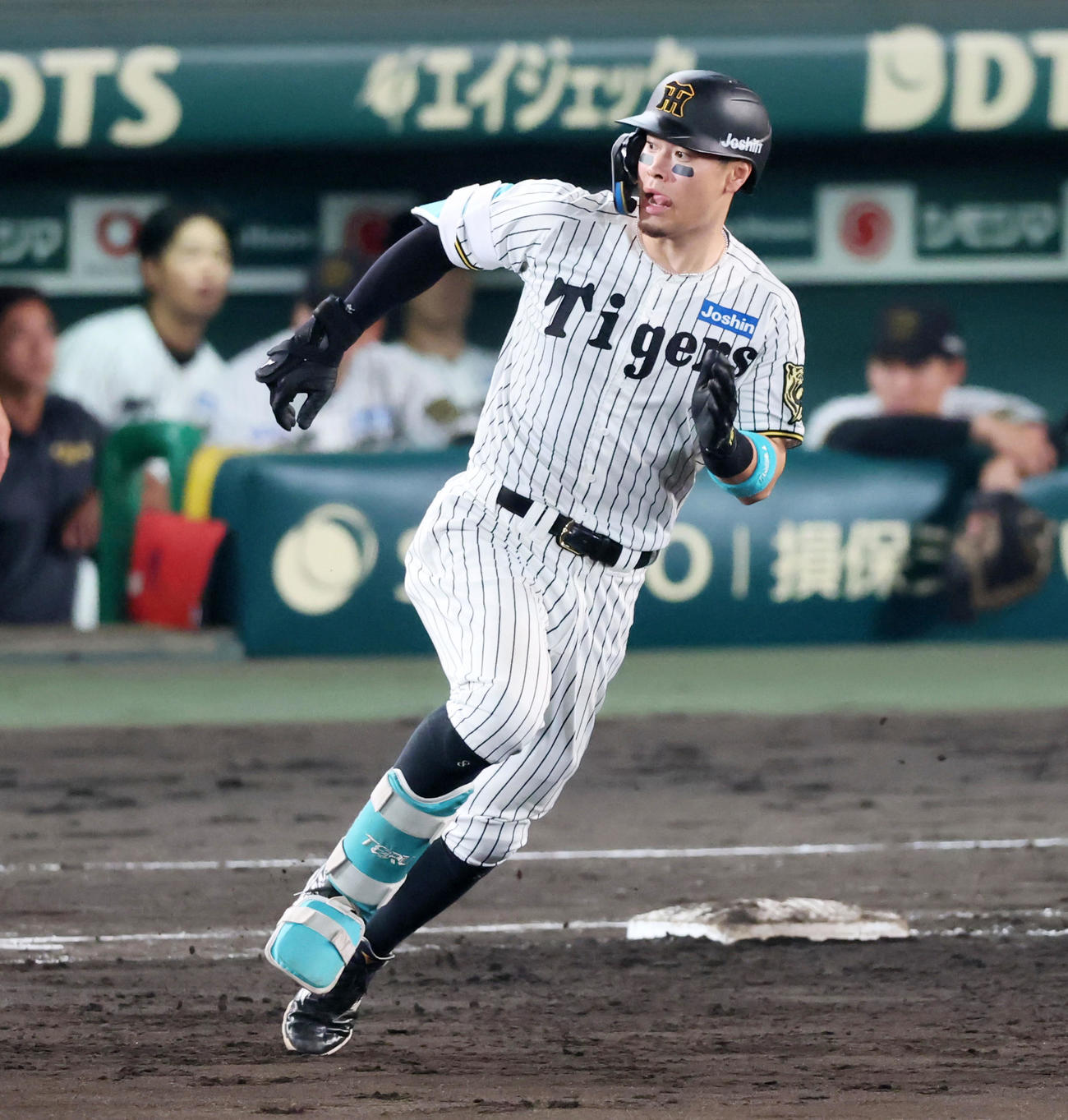 阪神対巨人　5回裏阪神2死一塁、佐藤輝は右越え二塁打を放つ（撮影・加藤哉）