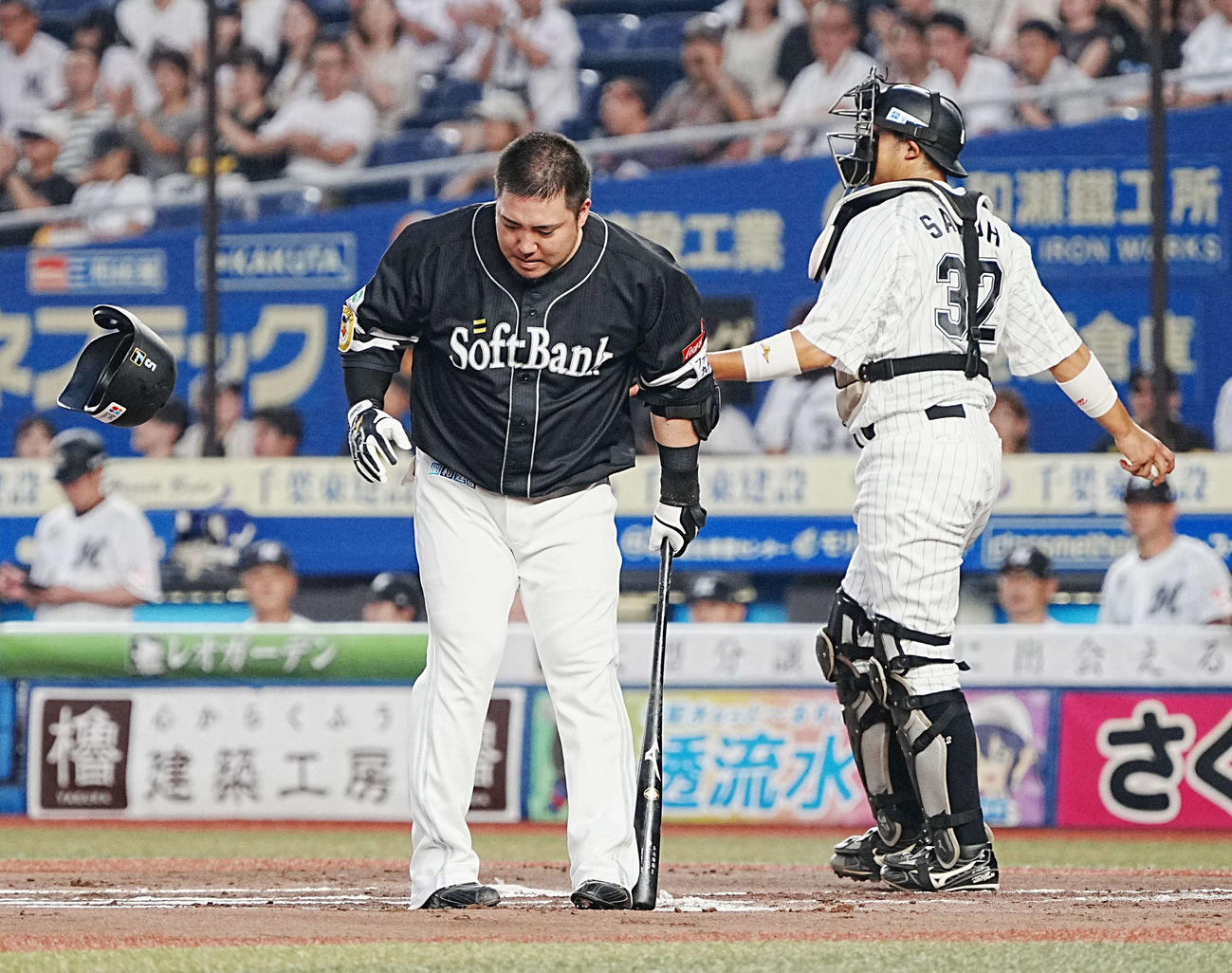 ロッテ対ソフトバンク　1回表ソフトバンク1死一塁、山川は空振り三振に倒れヘルメットが頭から脱げ落ちる（撮影・小沢裕）