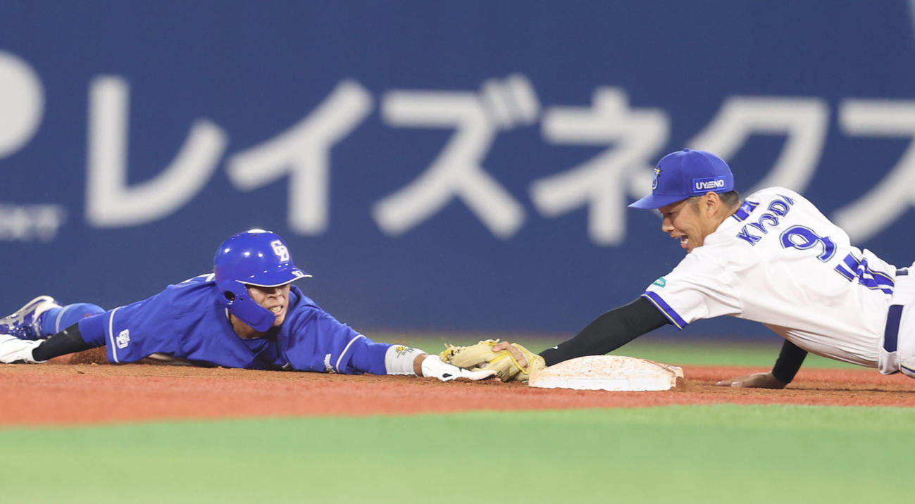 DeNA対中日　9回表中日1死一、二盗を狙った樋口（左）だったリクエストの結果アウトになる。遊撃手京田（撮影・水谷安孝）