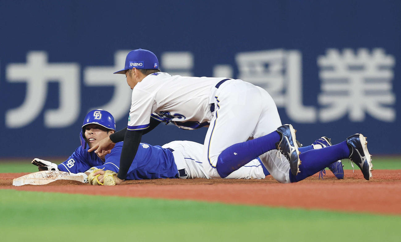 DeNA対中日　9回表中日1死一塁、二盗を試みるも憤死する代走樋口（撮影・河田真司）