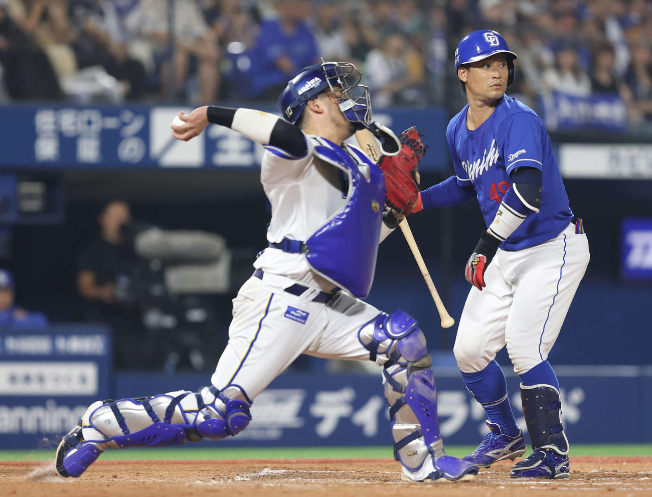 DeNA対中日　9回表中日1死一塁、二盗を試みる樋口を刺す戸柱（撮影・河田真司）