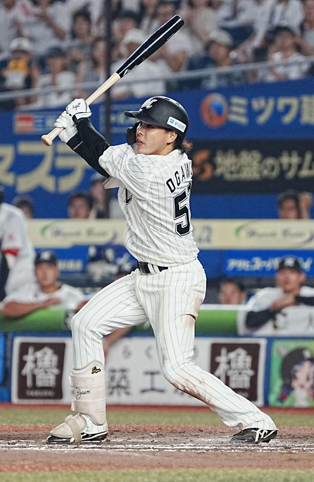 ロッテ対ソフトバンク　6回裏ロッテ2死一、三、小川は左前に勝ち越し適時打を放つ（撮影・小沢裕）