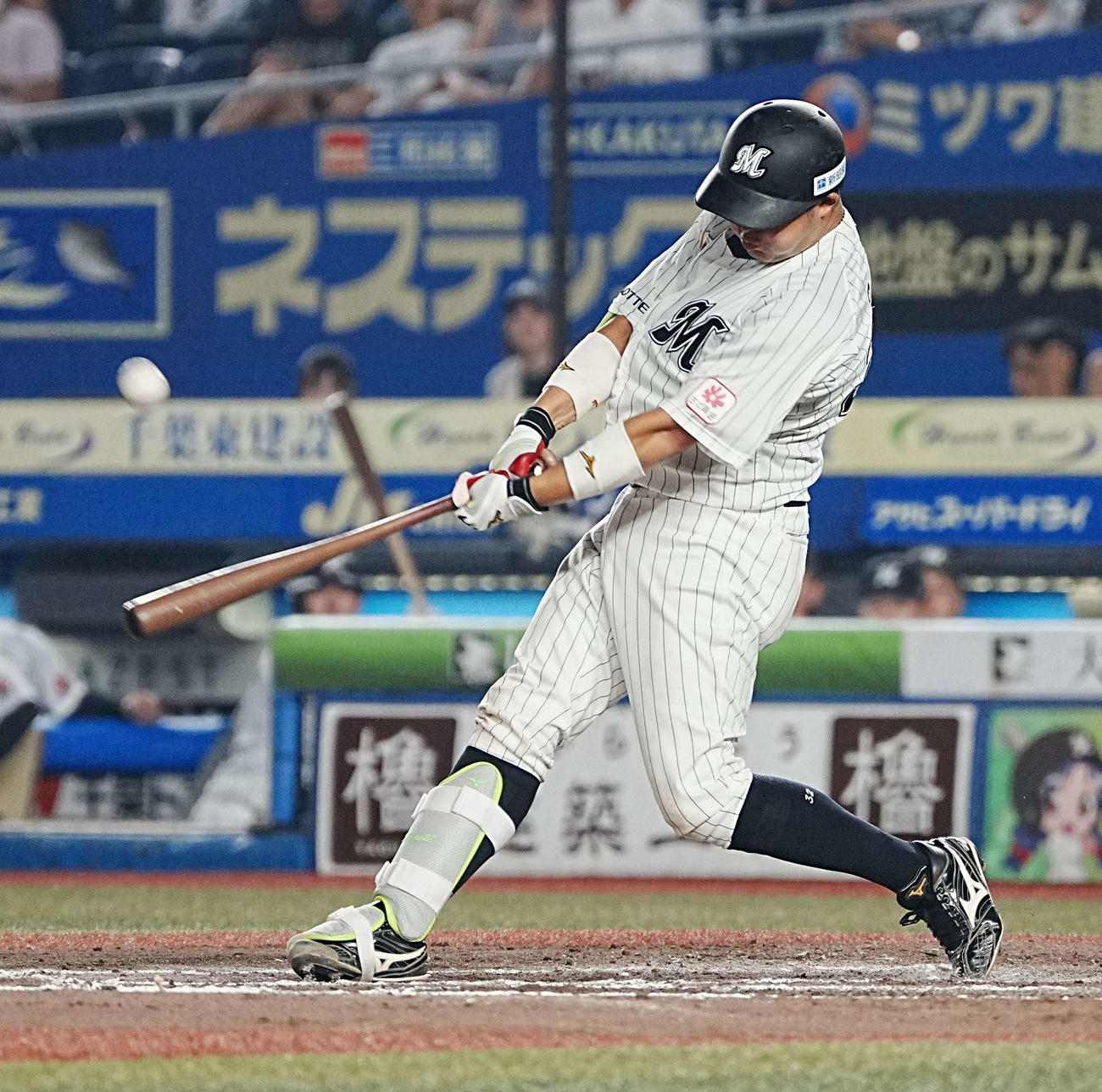 ロッテ対ソフトバンク　8回裏ロッテ無死、佐藤は右越えにソロ本塁打を放つ（撮影・小沢裕）