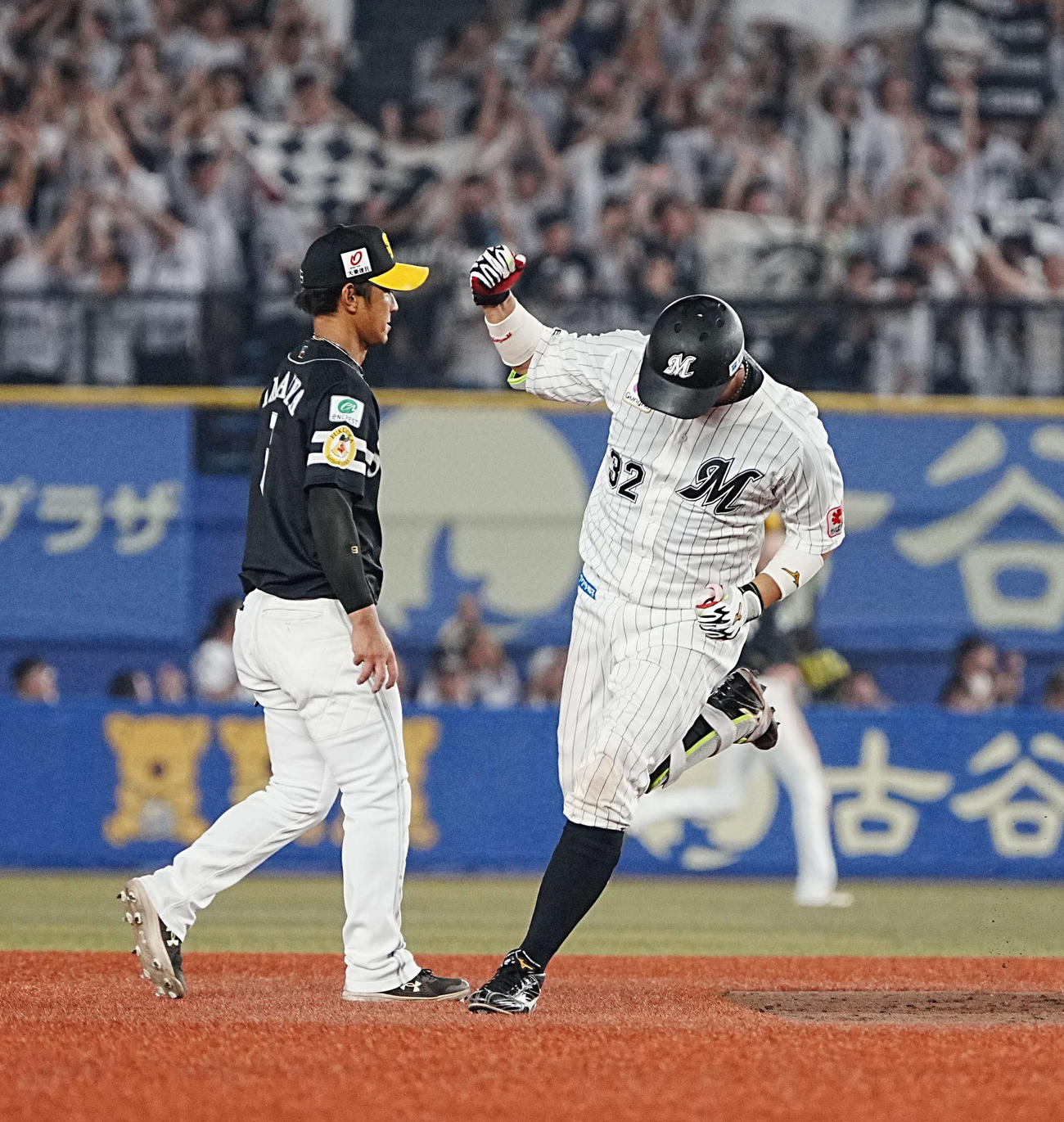 ロッテ対ソフトバンク　8回裏ロッテ無死、佐藤は右越えにソロ本塁打を放ちガッツポーズ（撮影・小沢裕）