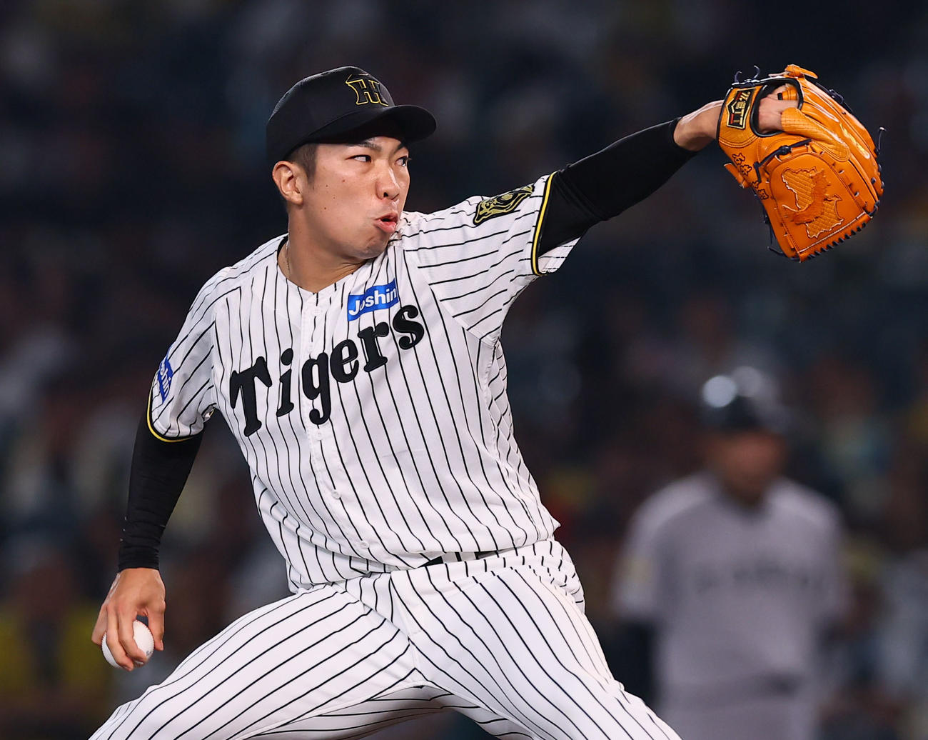 阪神対巨人　8回、4番手で登板した阪神石井（撮影・藤尾明華）