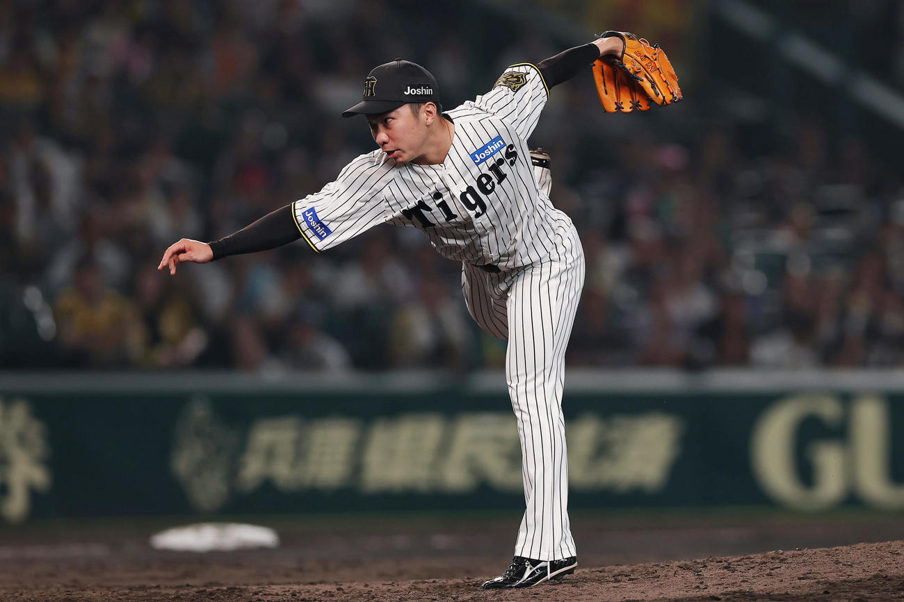 阪神対巨人　阪神4番手の石井（撮影・前田充）