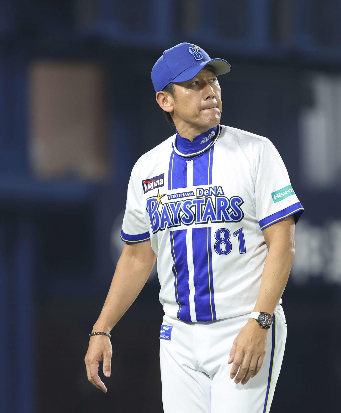 DeNA対中日　7回裏を終え、選手交代を告げる三浦監督（撮影・河田真司）