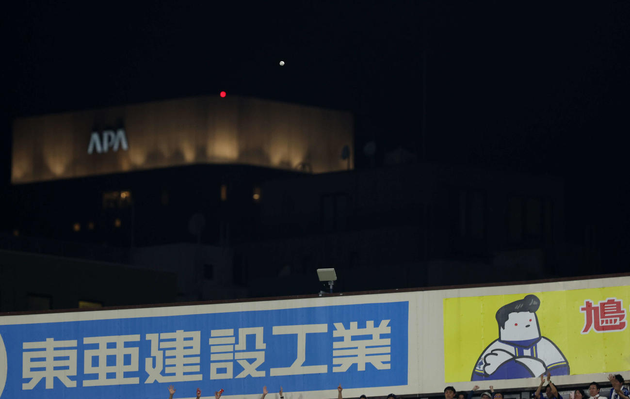 DeNA対中日　3回裏DeNA2死、筒香の右中間ソロ本塁打となる打球（撮影・河田真司）