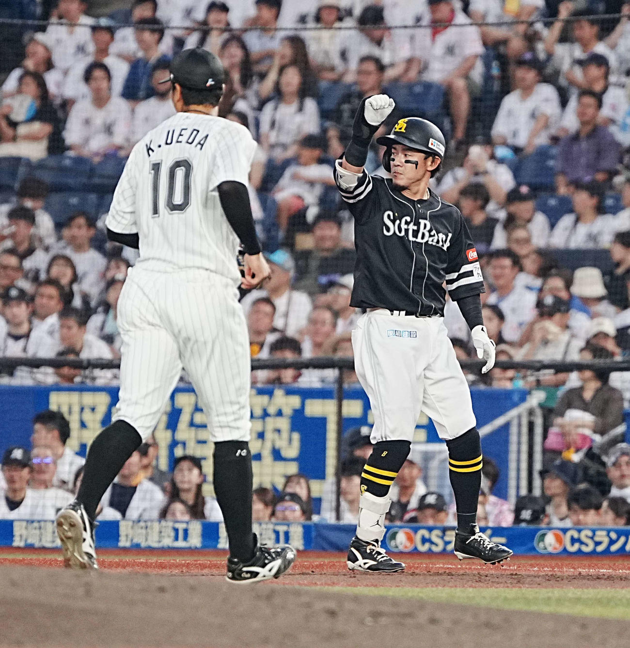 ロッテ対ソフトバンク　1回表ソフトバンク1死二塁、牧原大は先制の中前適時打を放ちベンチに向かってガッツポーズ（撮影・小沢裕）