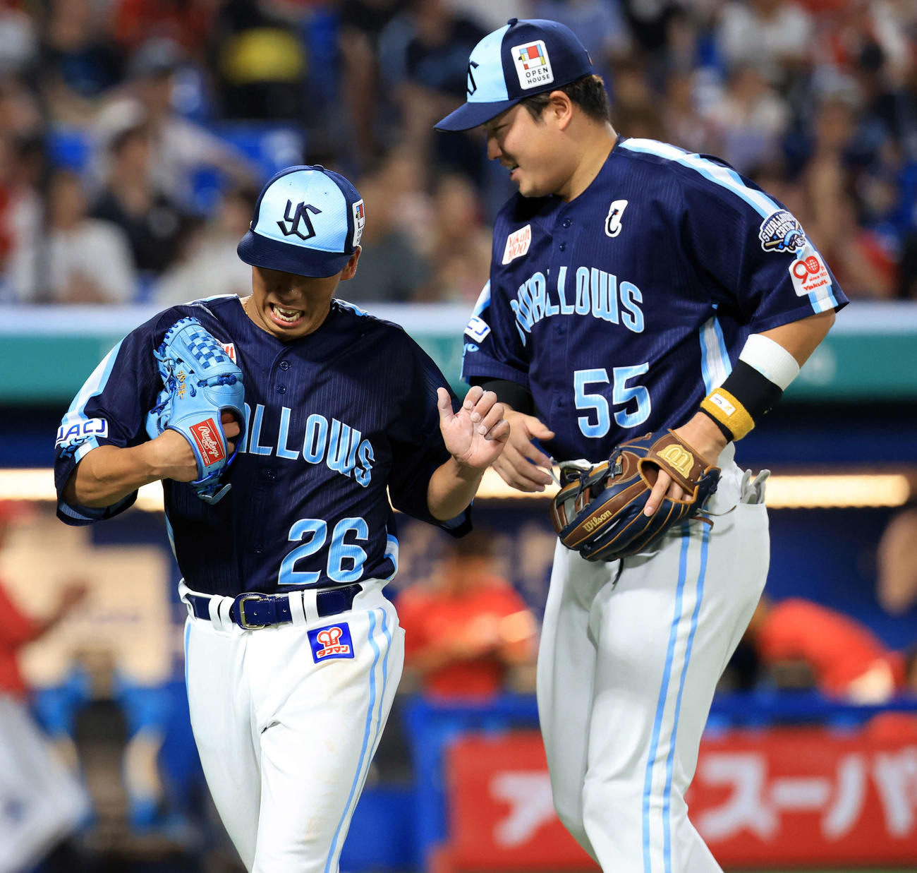 ヤクルト対広島　6回表広島の攻撃を抑え、村上（右）とハイタッチする山野（撮影・浅見桂子）