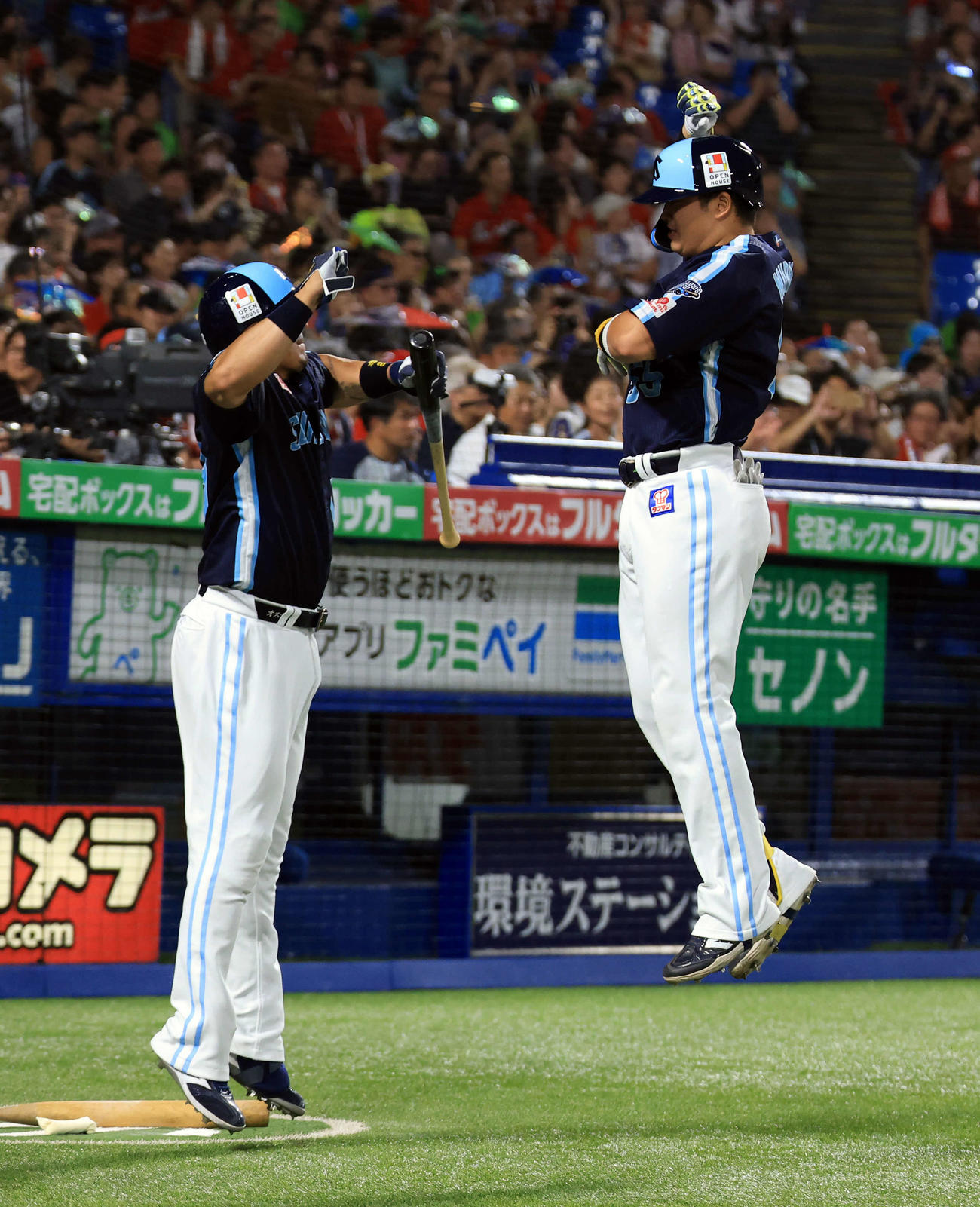 ヤクルト対広島　2回裏ヤクルト無死、村上（右）は中越えソロ本塁打を放ち、オスナとジャンピングタッチ（撮影・浅見桂子）