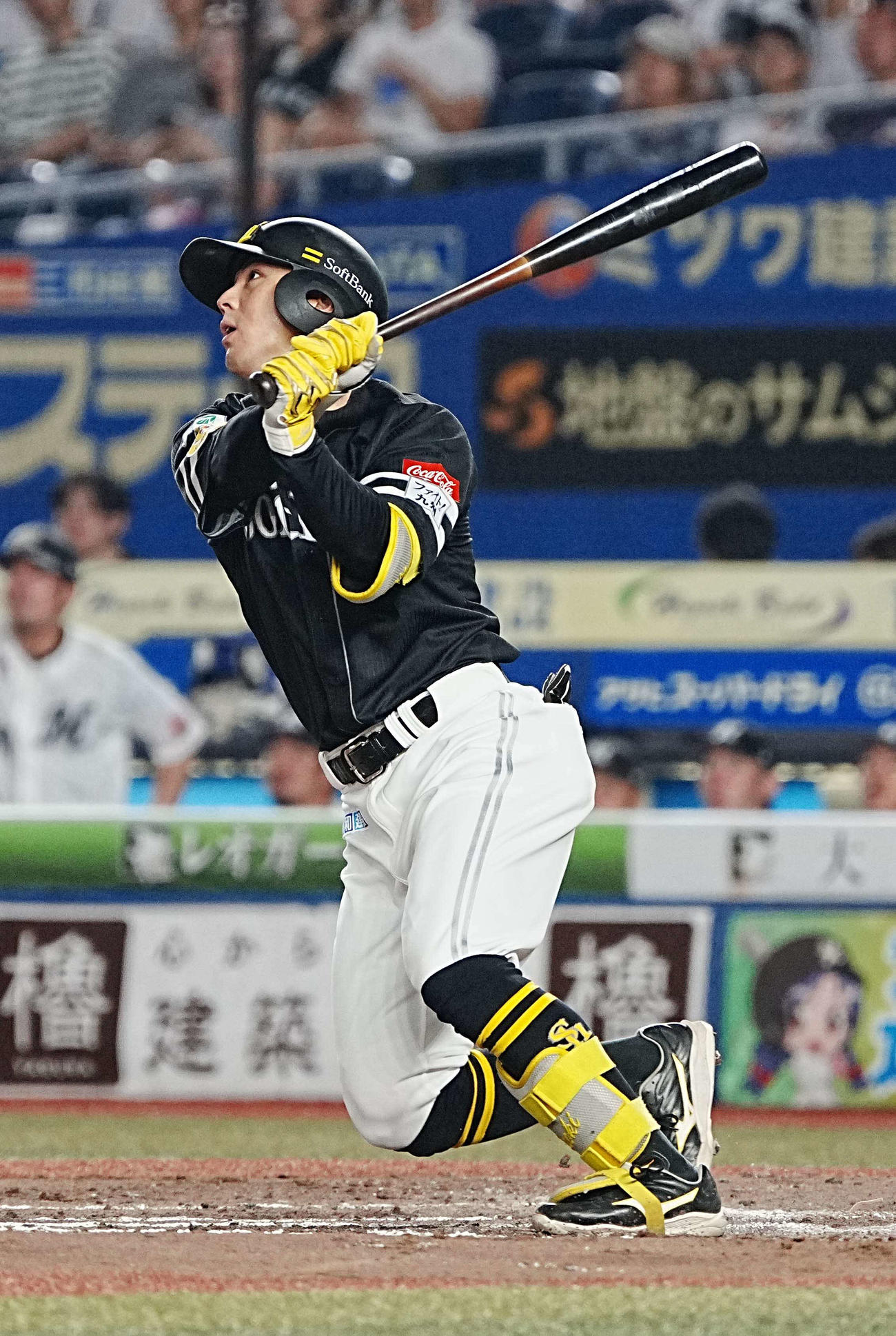 ロッテ対ソフトバンク　3回表ソフトバンク無死、佐藤直は左越えにソロ本塁打を放つ（撮影・小沢裕）