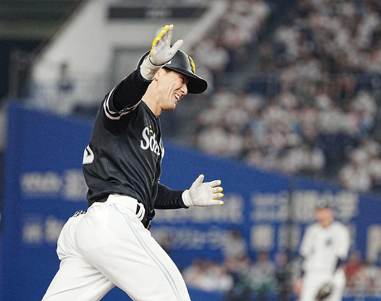 ロッテ対ソフトバンク　3回表ソフトバンク無死、佐藤直は左越えにソロ本塁打を放ち三塁をまわる（撮影・小沢裕）