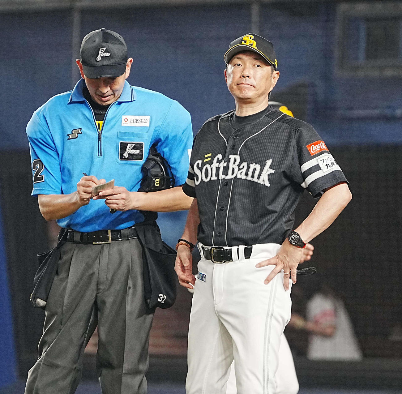 ロッテ対ソフトバンク　選手交代を告げるソフトバンク小久保監督（撮影・小沢裕）