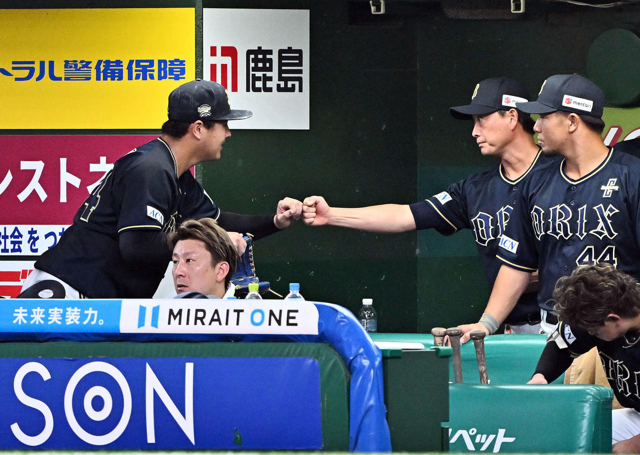 西武対オリックス　3回裏を投げ終えたオリックス先発の川瀬（左）はベンチに戻り岸田監督とタッチを交わす（撮影・滝沢徹郎）