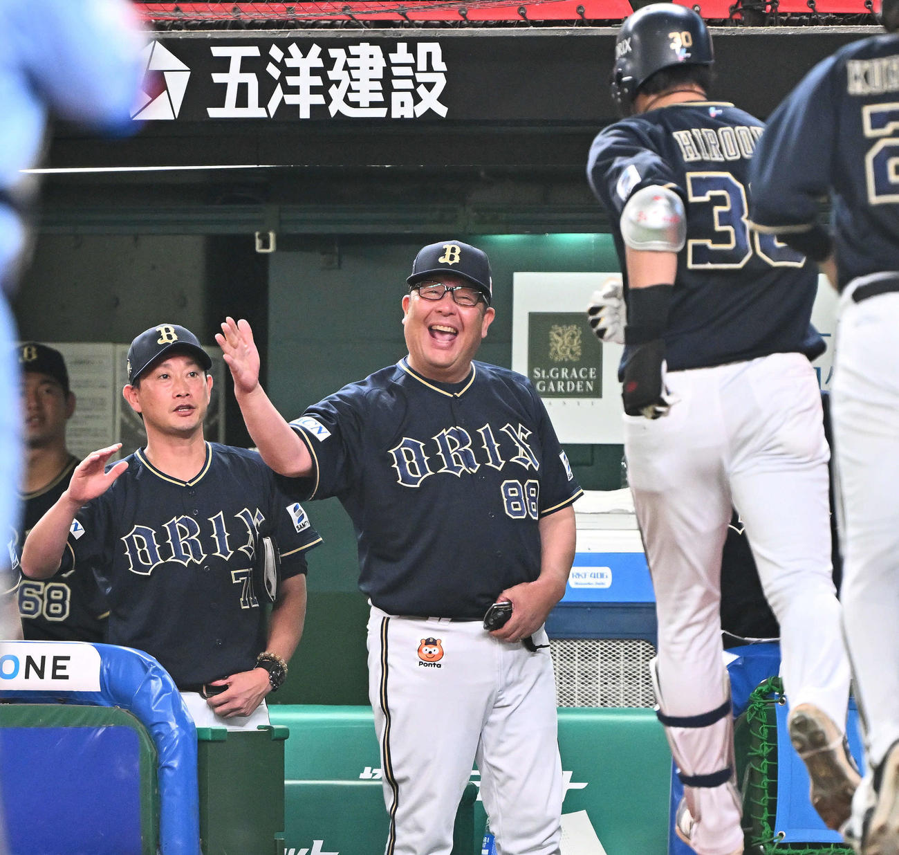 西武対オリックス　3回表オリックス1死一、二塁、先制3点本塁打を放った広岡（右）を迎える岸田監督（左）（撮影・滝沢徹郎）