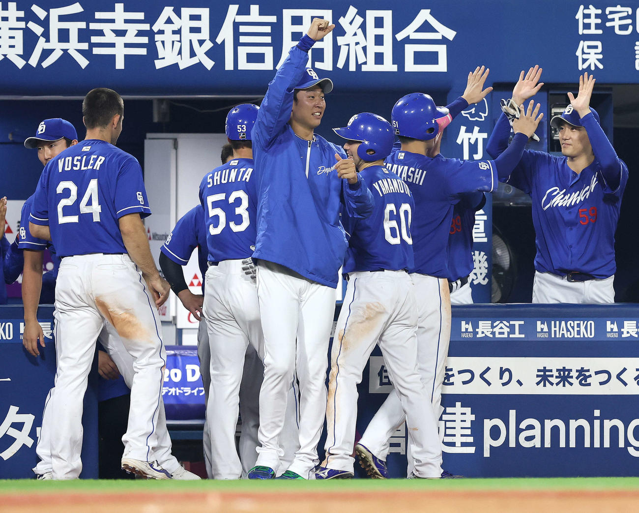 DeNA対中日　延長11回表中日1死満塁、ブライトが3点適時二塁打を放ち、ベンチでガッツポーズする高橋宏（中央）（撮影・河田真司）