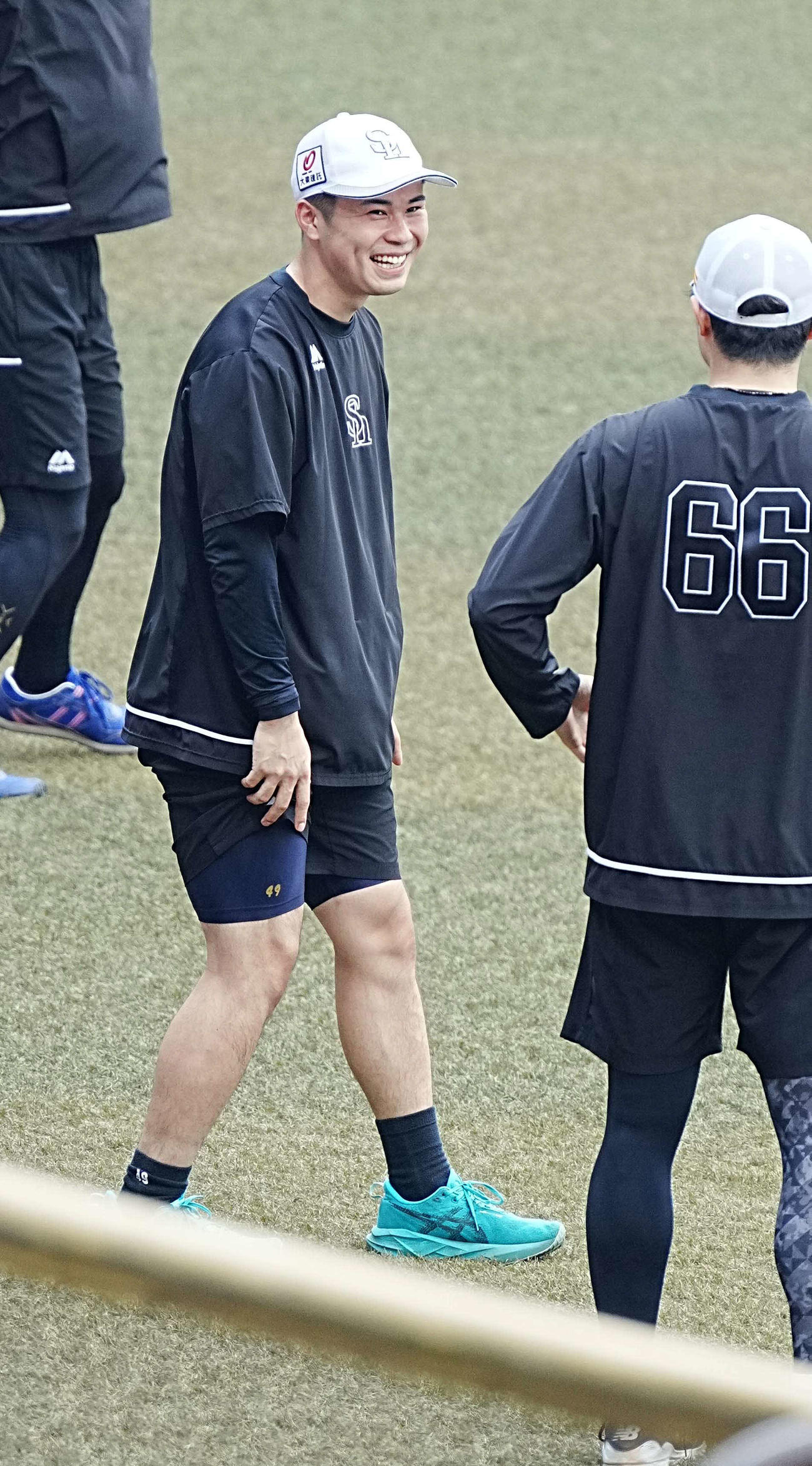 ロッテ対ソフトバンク　試合前の練習に臨むソフトバンク松本晴（撮影・小沢裕）