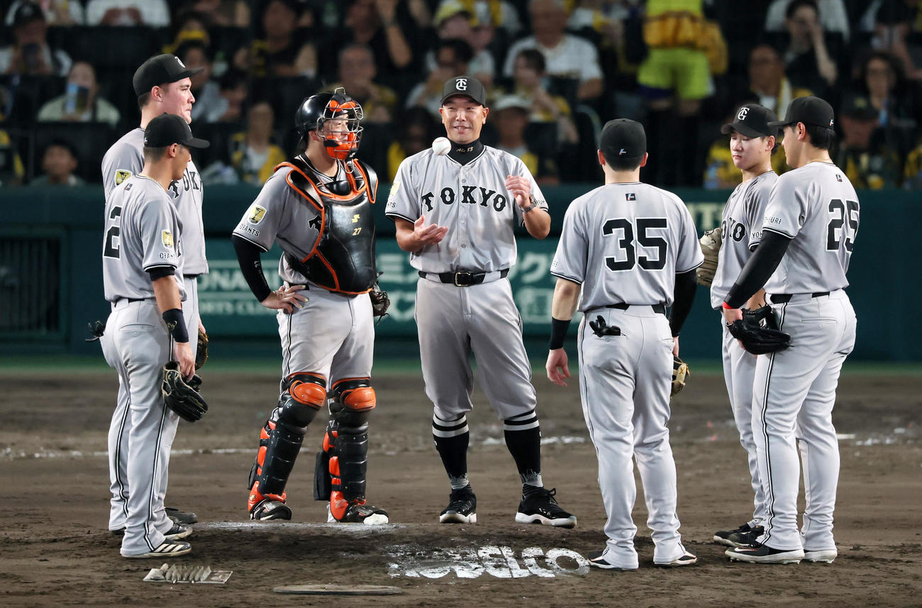 阪神対巨人　5回裏阪神1死一塁、阿部監督は先発井上（右から2人目）に代えて船迫を告げた（撮影・加藤哉）
