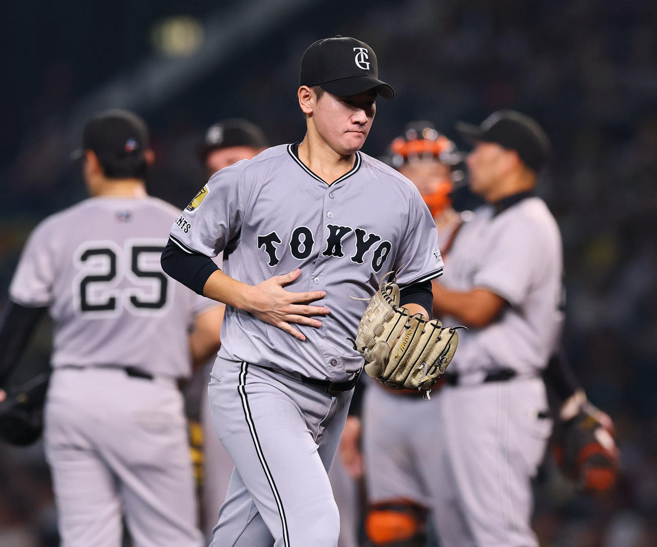 阪神対巨人　5回裏阪神1死一塁、降板する井上（撮影・藤尾明華）