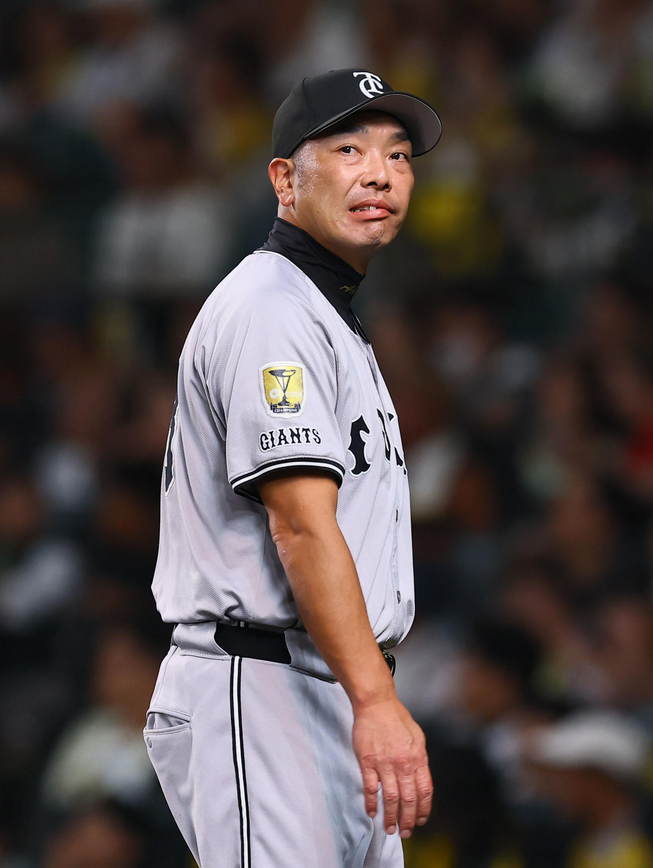 阪神対巨人　8回、交代を告げベンチに戻る巨人阿部監督（撮影・藤尾明華）