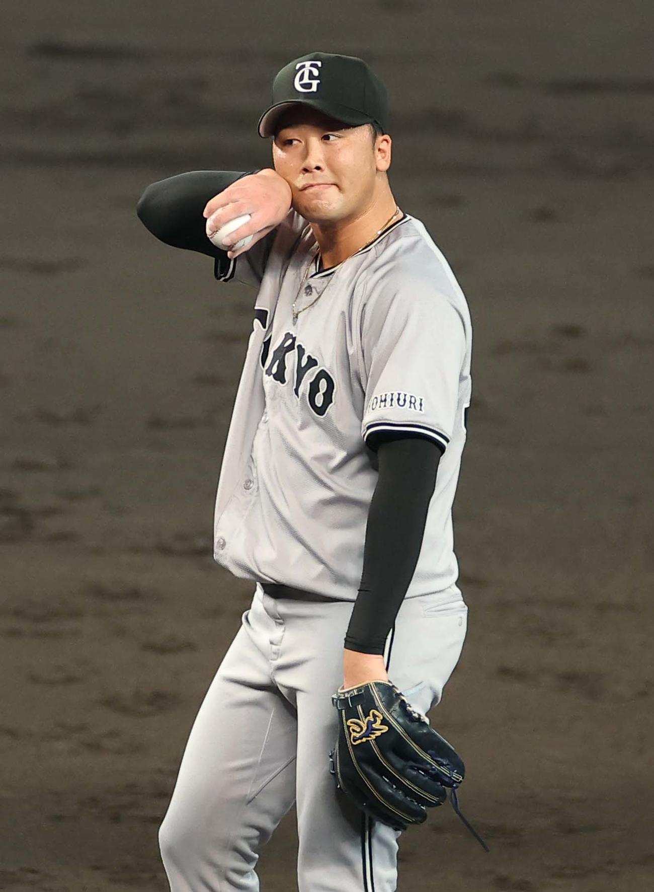 阪神対巨人　5回裏阪神2死満塁、熊谷に押し出し四球を与えた船迫（撮影・上田博志）