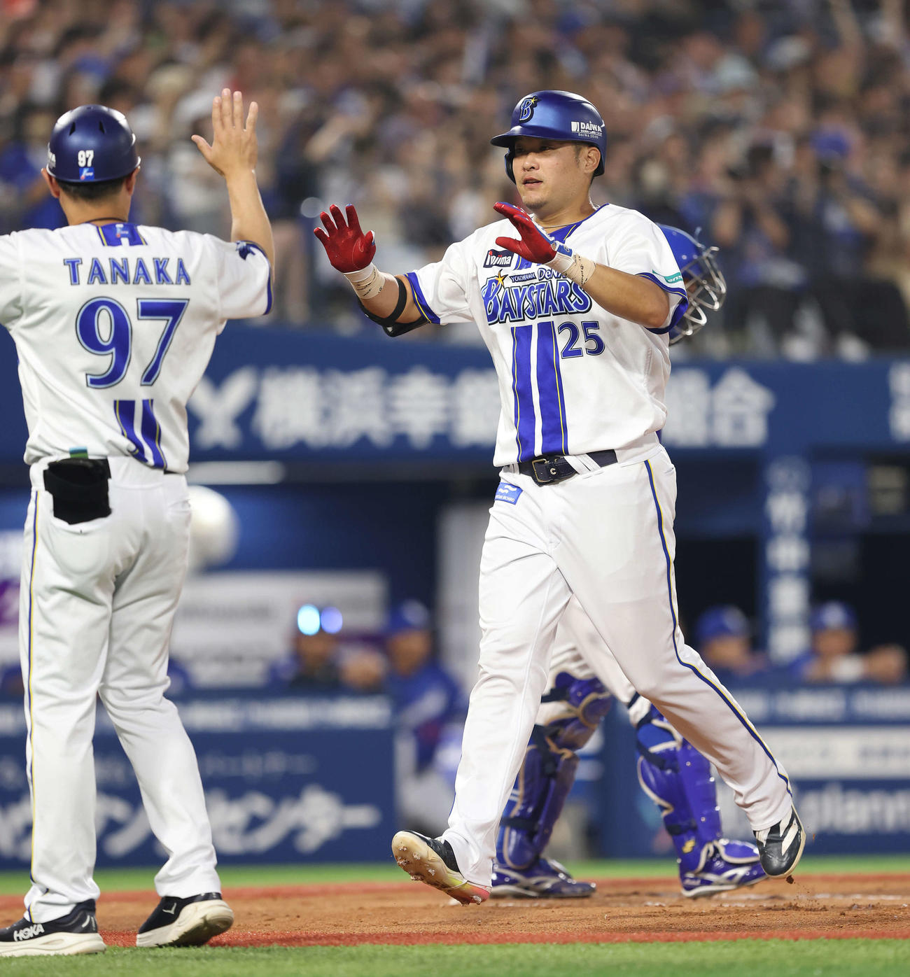 DeNA対中日　1回裏DeNA1死一塁、右中間同点2点本塁打で生還する筒香（撮影・河田真司）